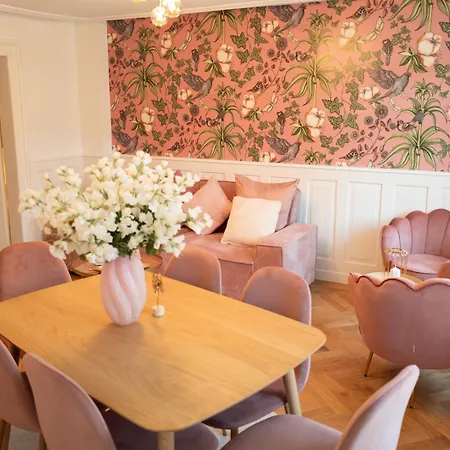 Rose Apartment *